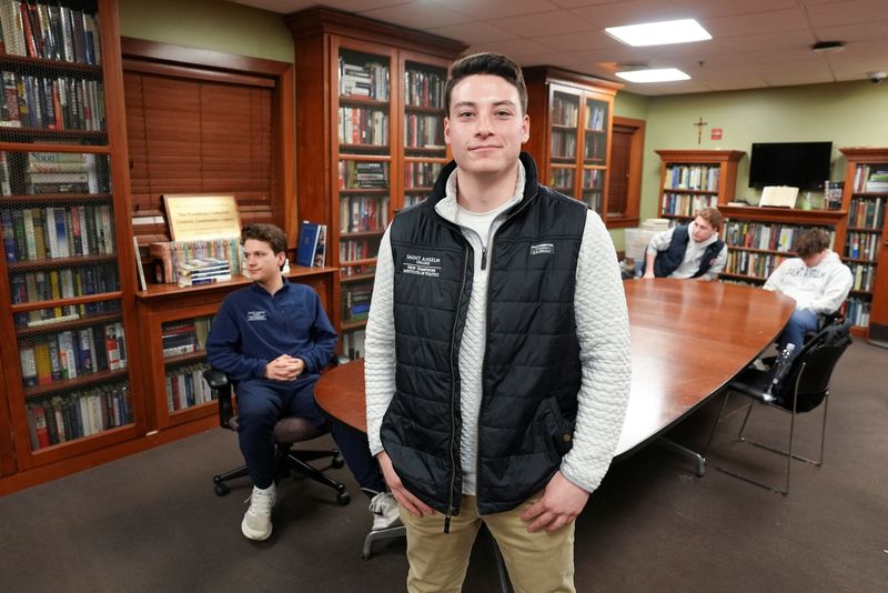 Ahead of midterms, Republicans confront cooling support from young men over Trump policies<br>