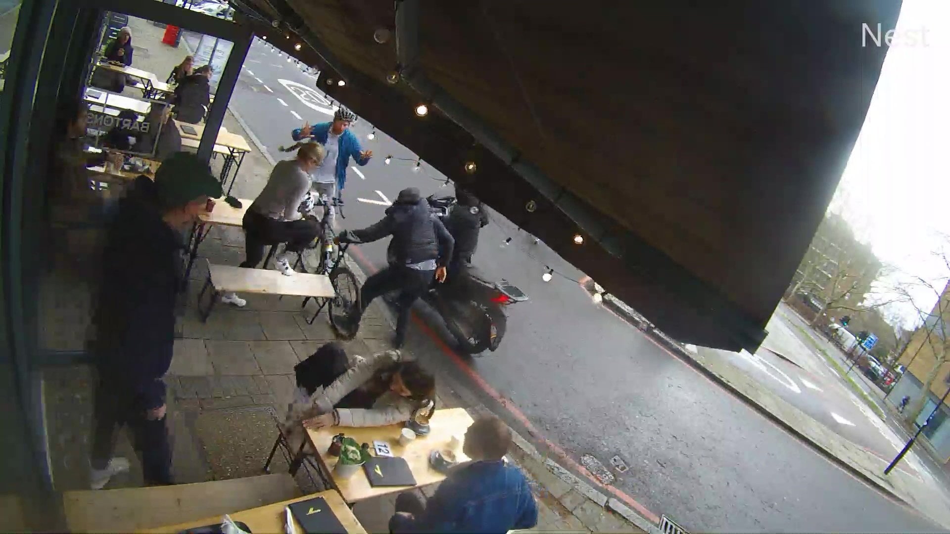 Moment masked moped thieves swipe £4k bike while cyclists sit outside ...