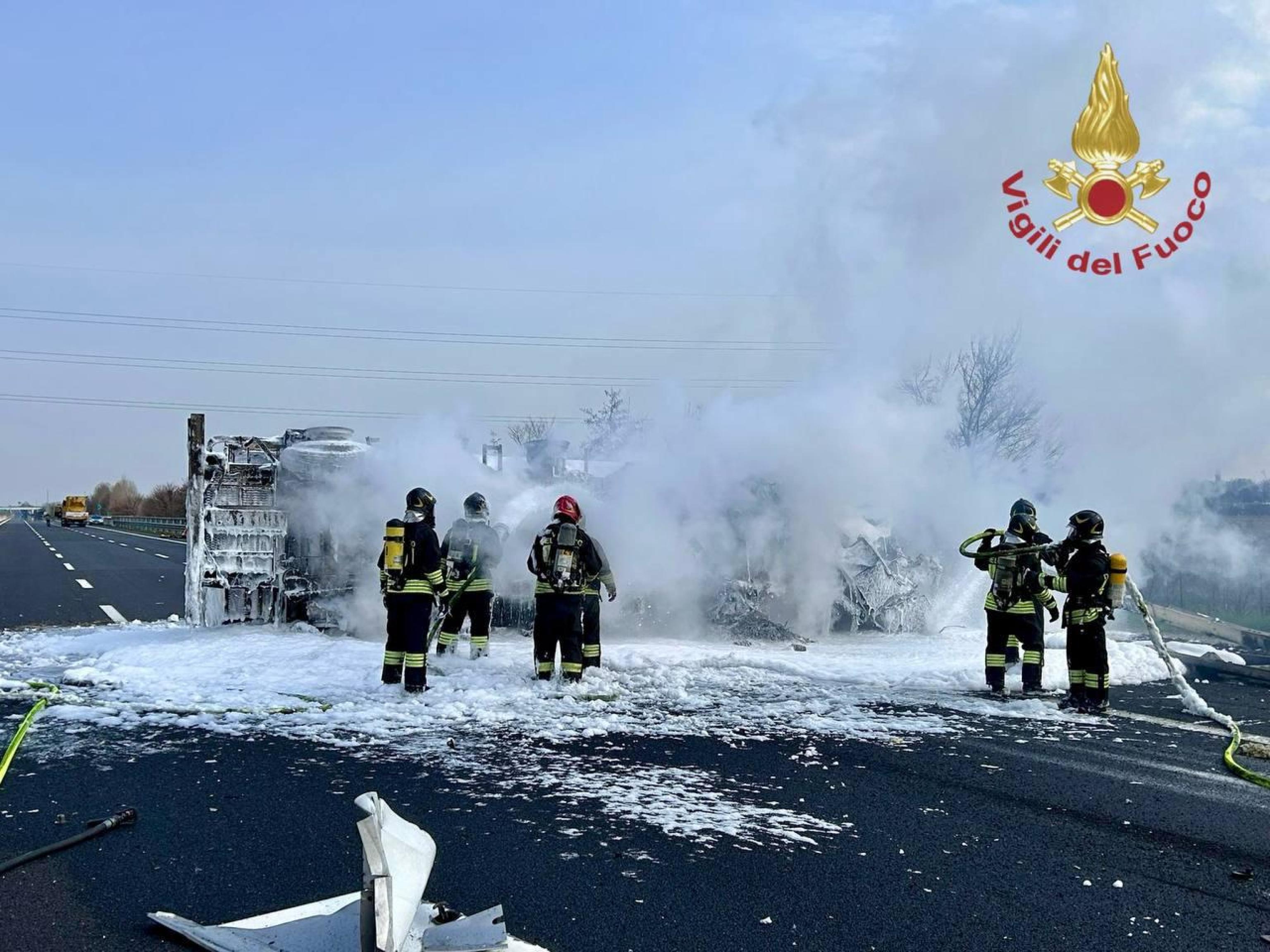 In A4 autoarticolato tampona cisterna e prende fuoco