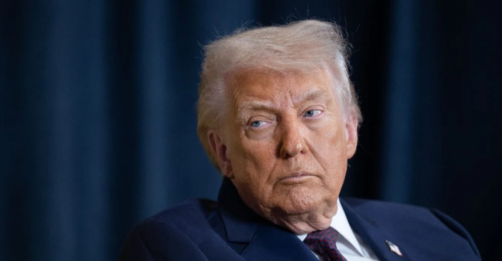 President överraskar leveransarbetare med kontanter