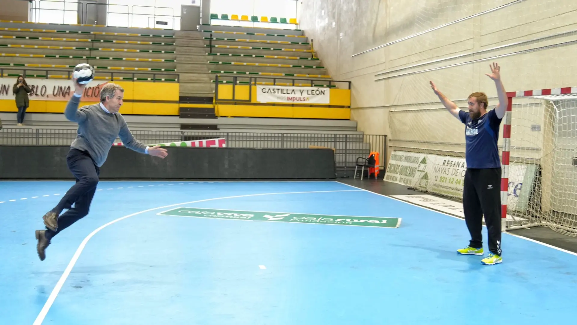 Feijóo se convierte en jugador de balonmano durante su visita a Nava de ...