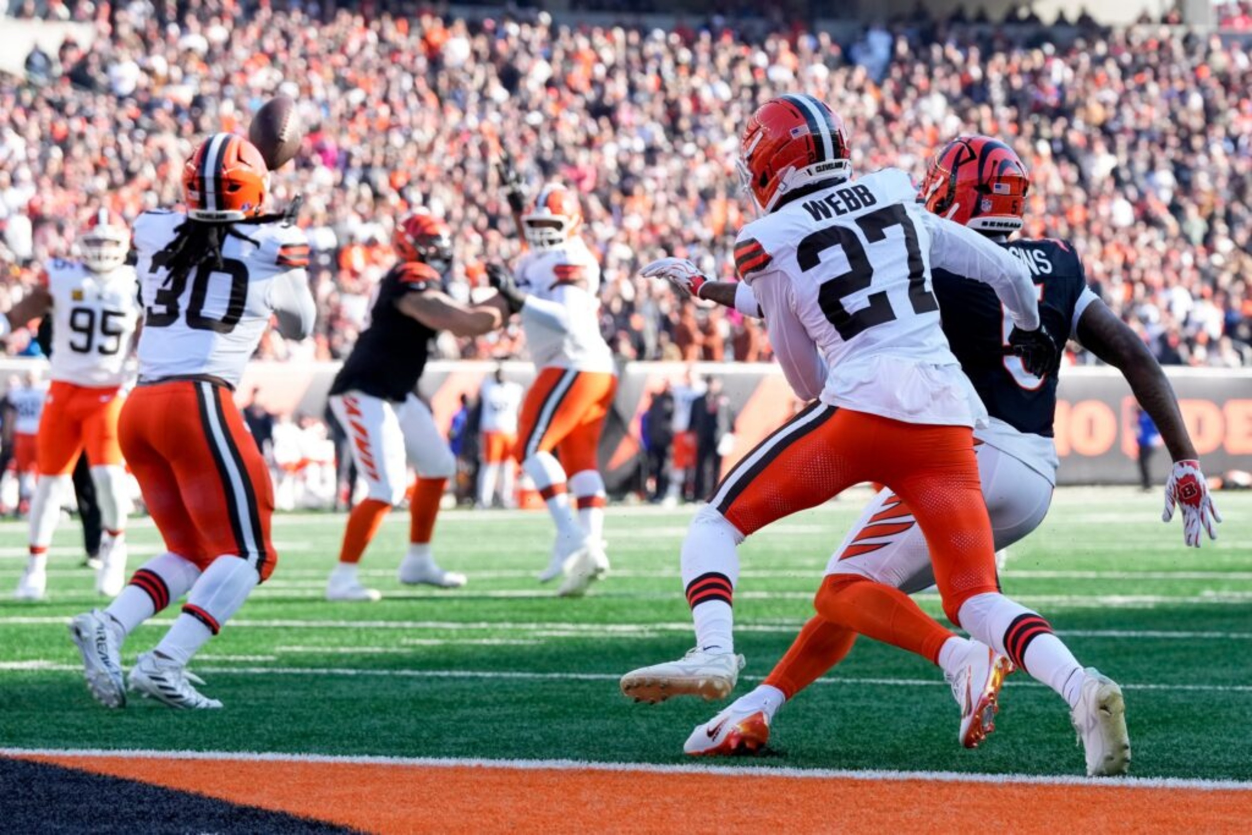 Devin Bush signs contract with Chicago Bears