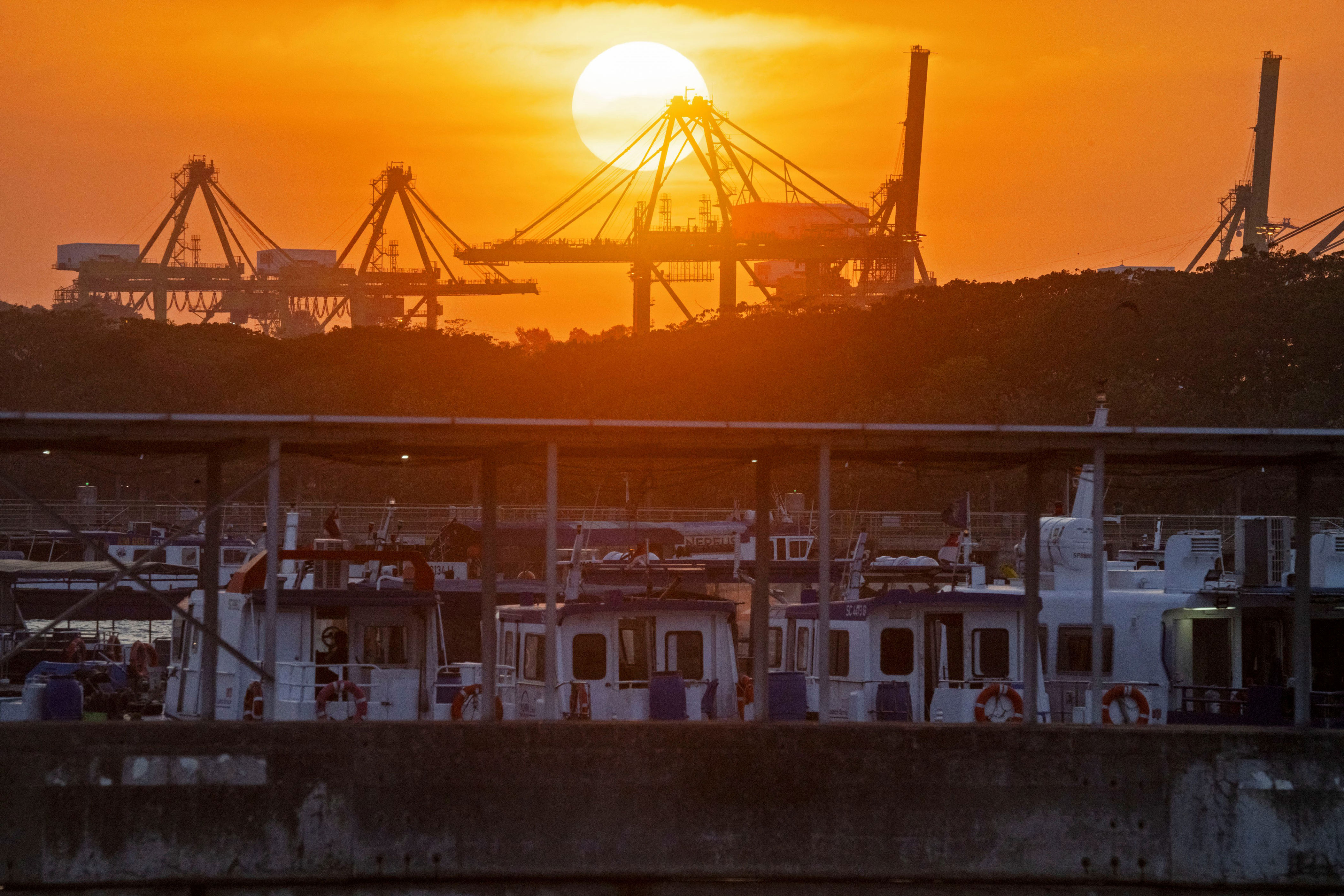 Hormuz shipping slowdown spurs port congestion from India to Singapore