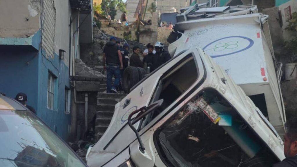 Camión de basura se queda sin frenos y cae por pendiente en Naucalpan ...