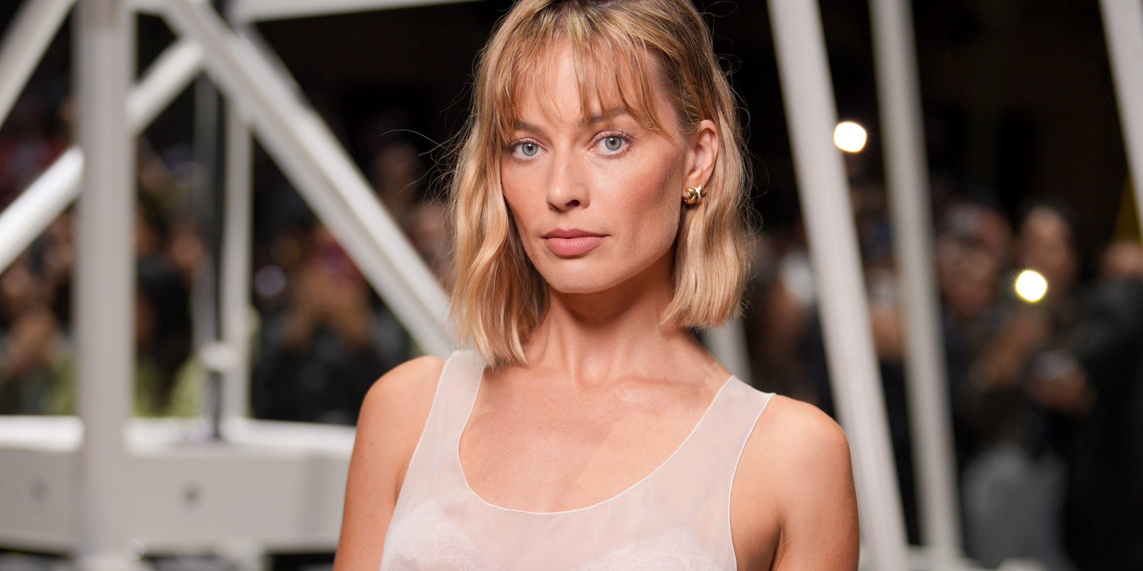 Margot Robbie just debuted a long bob with bangs that is legit perfect ...