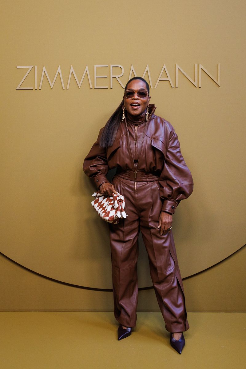 She paired the outfit with pointed, deep brown heels that elongated the silhouette and complemented the warm color palette.