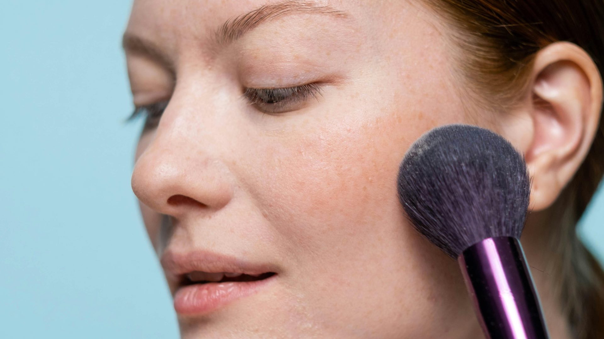 Grey blush, the unexpected makeup trend on social media