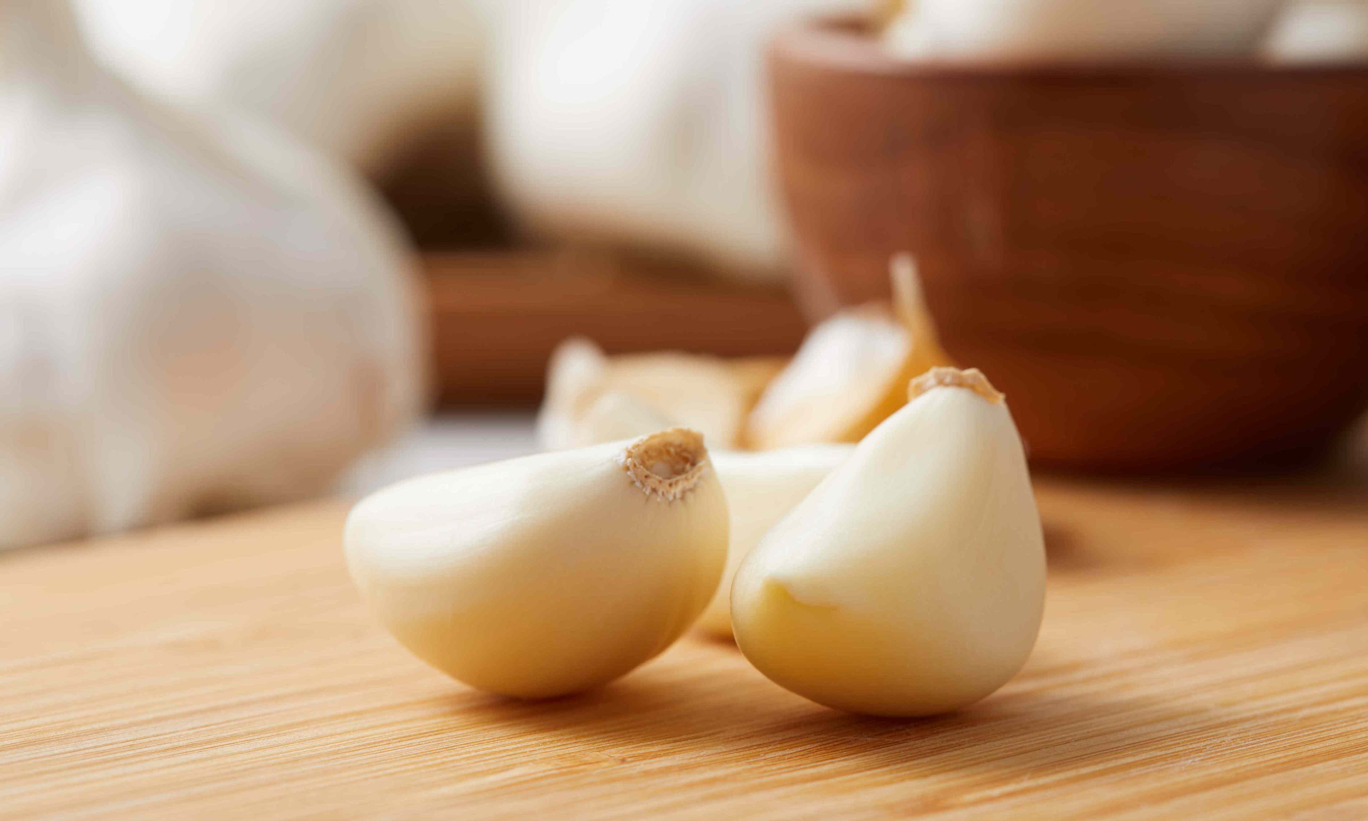 Why garlic sometimes turns blue or green (and what it means for your ...