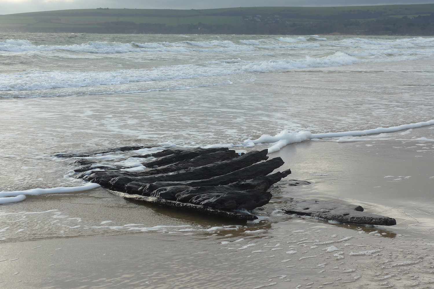 Missing hull from 17th-century ship washes up on beach after winter ...