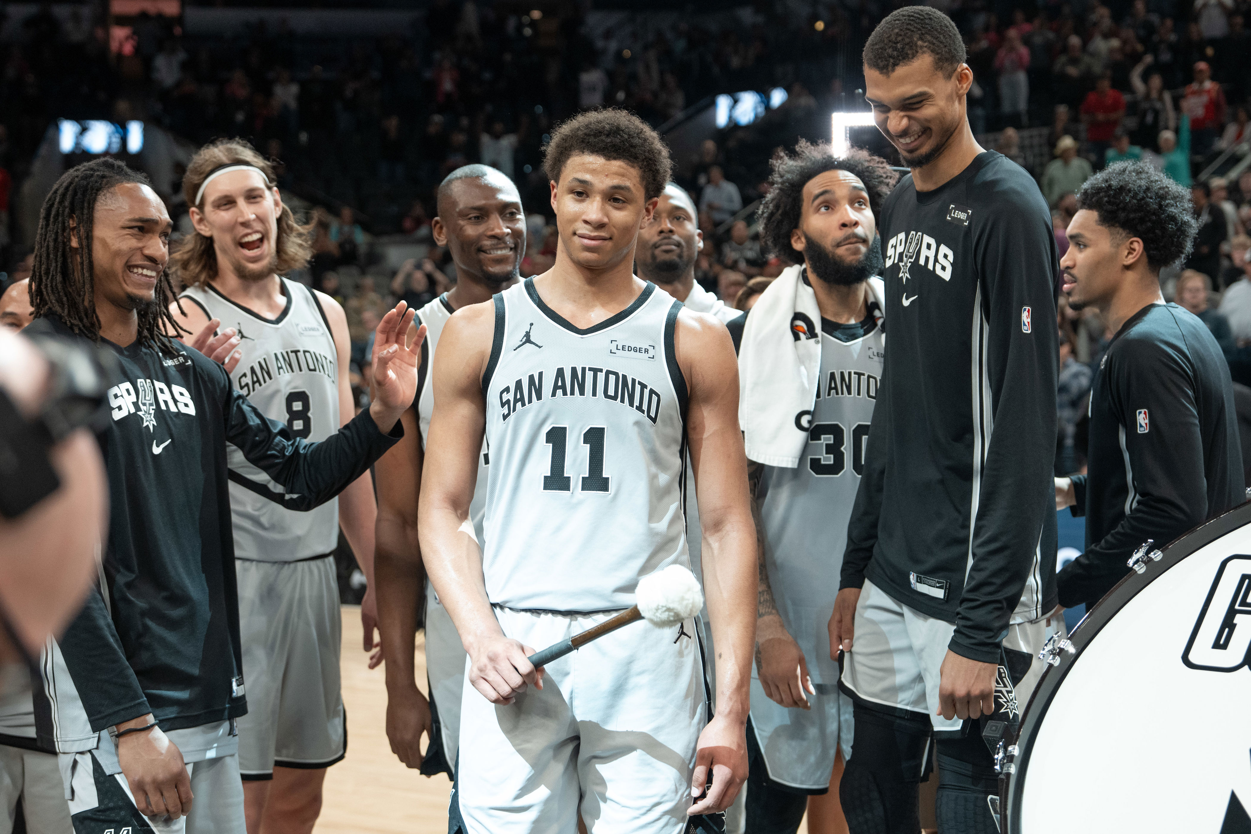 Week in review: From blowouts to comebacks, Spurs do it all in action-packed 4-0 week<br>