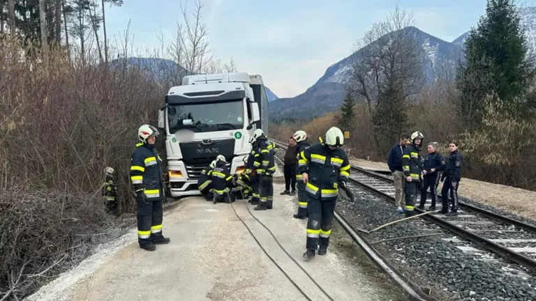 ©Freiwillige Feuerwehr Ferlach Die Freiwillige Feuerwehr Ferlach rückte aus …