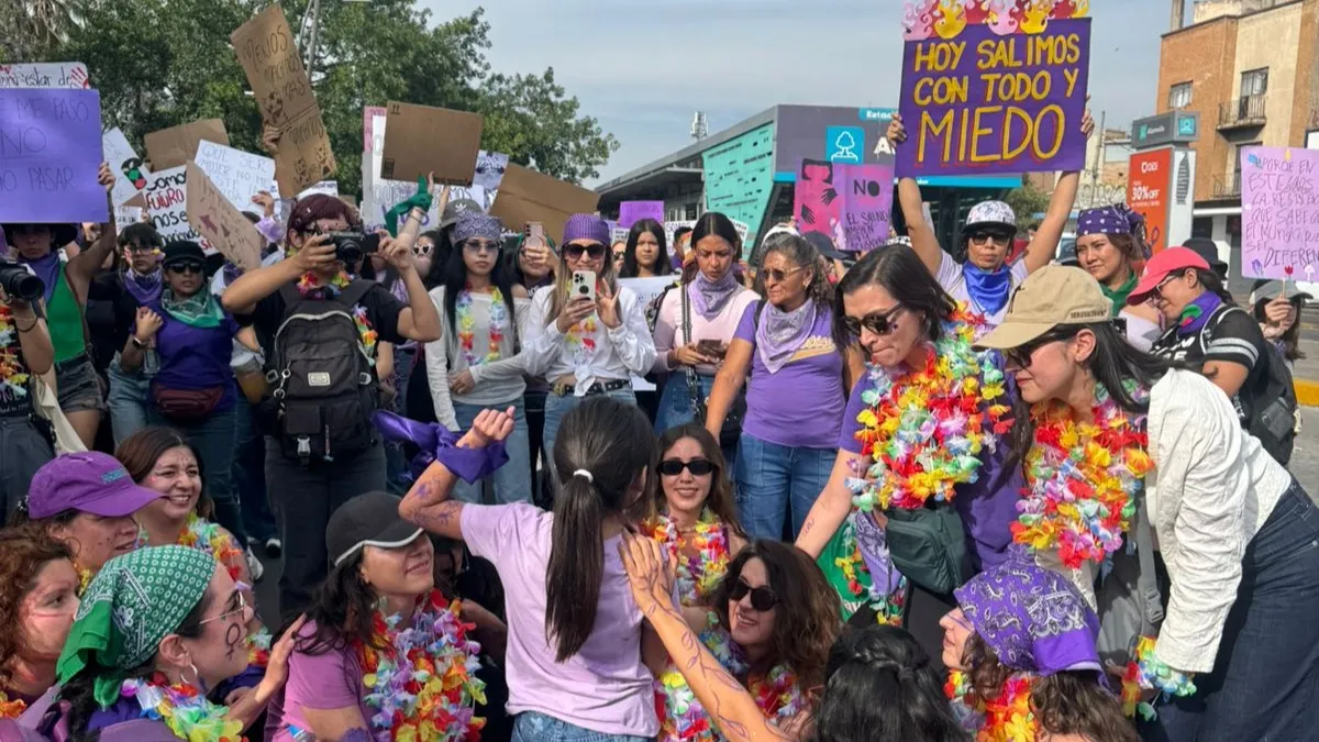 Marchan 15 mil mujeres en Guadalajara por el 8M; reportan incidentes