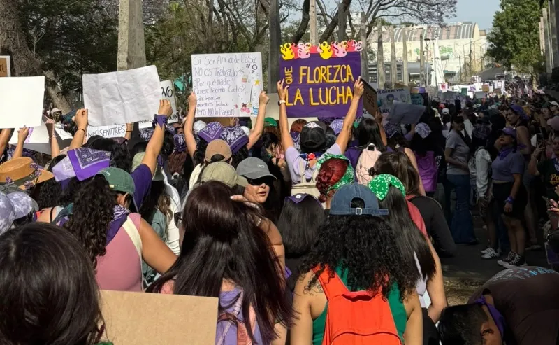 Marchan 15 mil mujeres en Guadalajara por el 8M; reportan incidentes