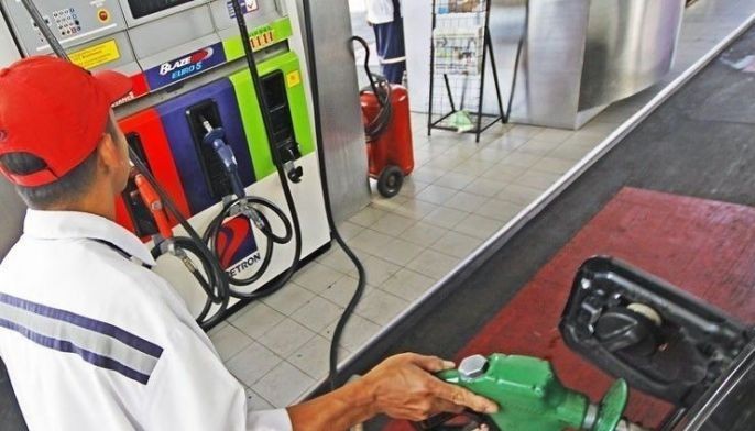 Congress, Palace move to cut fuel excise tax