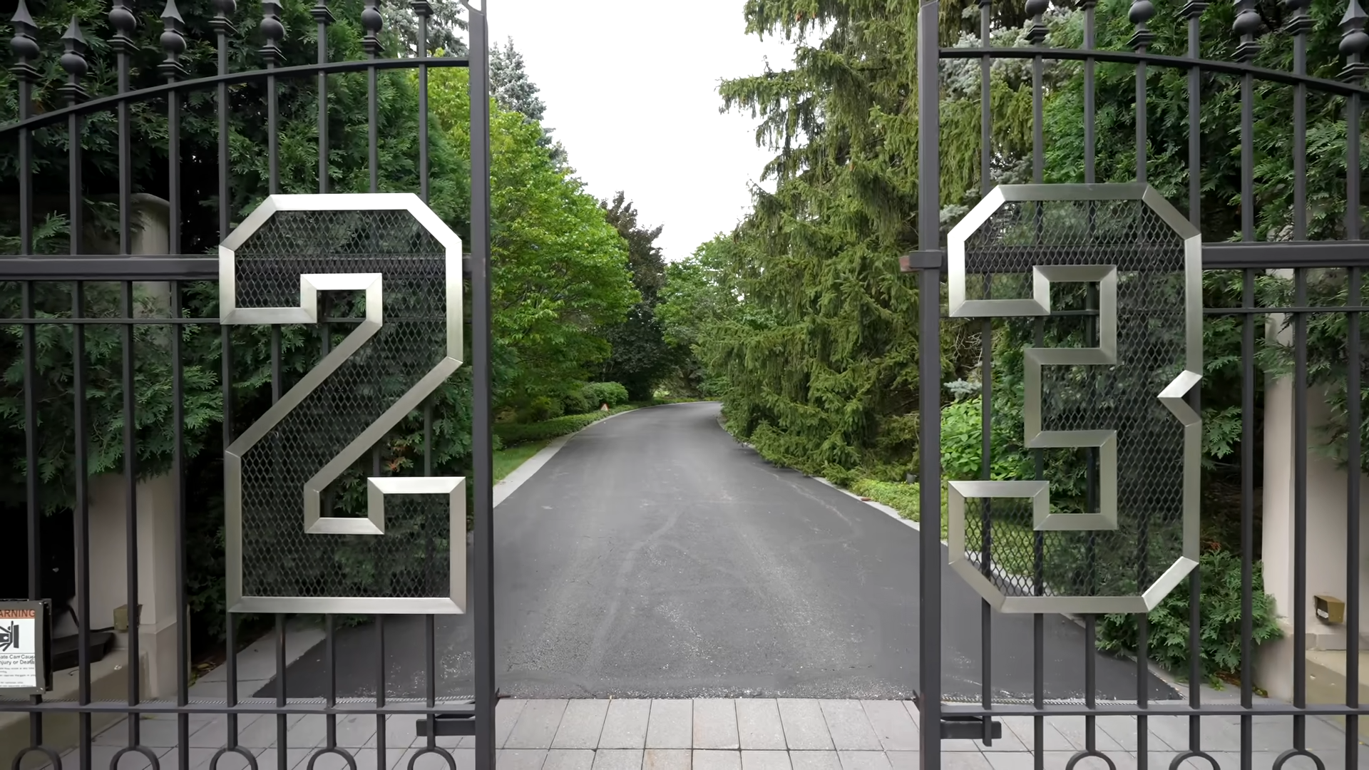 Touring Michael Jordan’s iconic mansion