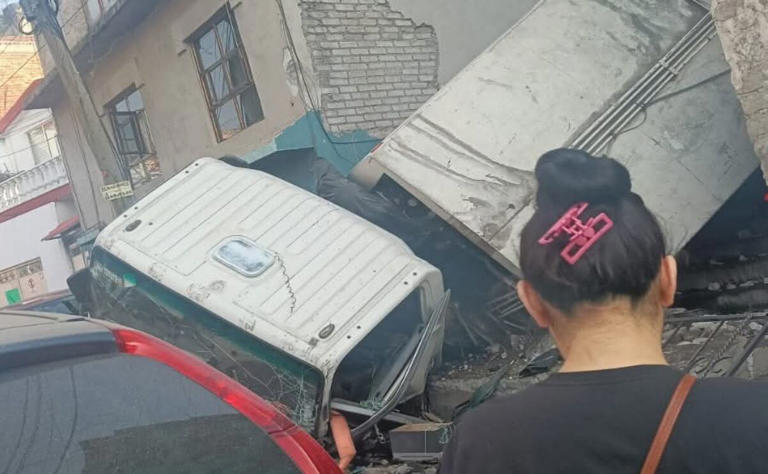 Camión sin frenos se estrella contra casas en Naucalpan; hay un ...