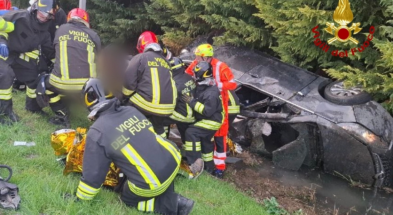 Auto con sette persone a bordo esce di strada e finisce ribaltata nel ...