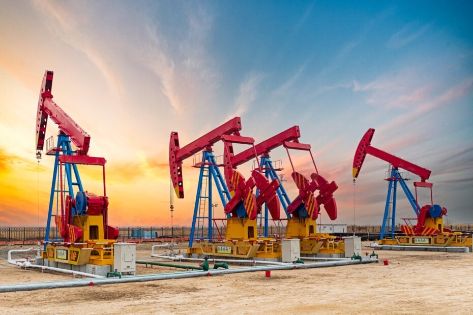 Saudi Arabia cuts oil output, IEA considers stocks release