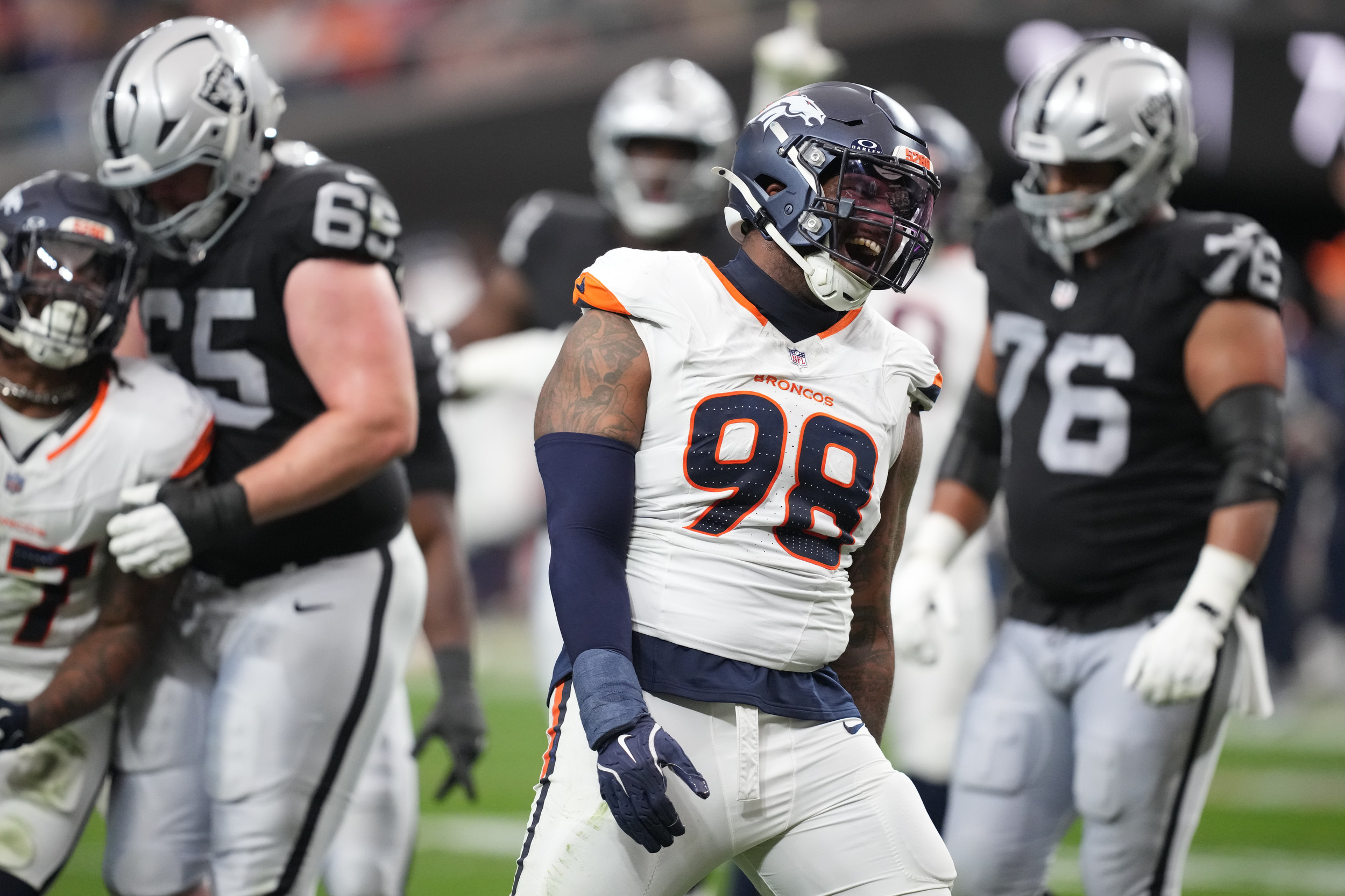 Disruptive 34-sack defensive lineman agrees to contract with Titans
