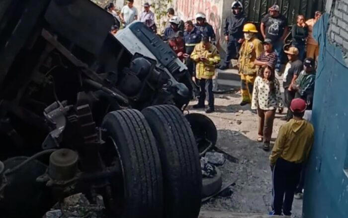 Camión de basura se desploma sobre casas en Naucalpan y deja dos heridos