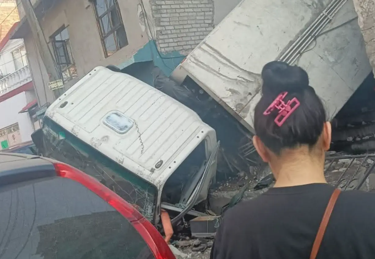 Camión sin frenos cae al vacío en Naucalpan y mata a mujer