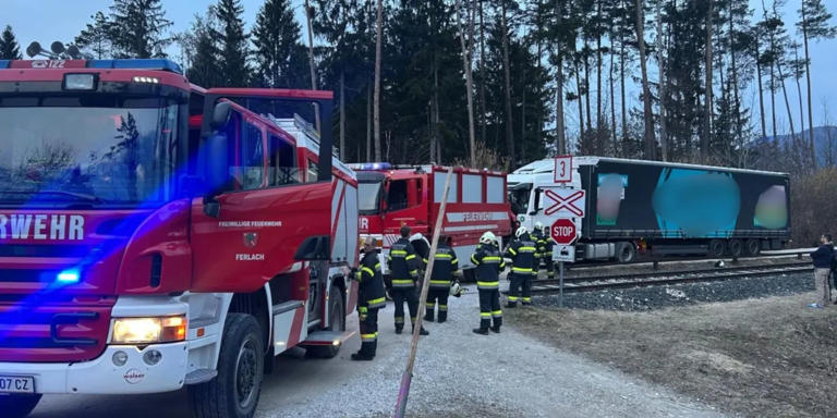 Verirrter LKW sorgt für Feuerwehreinsatz