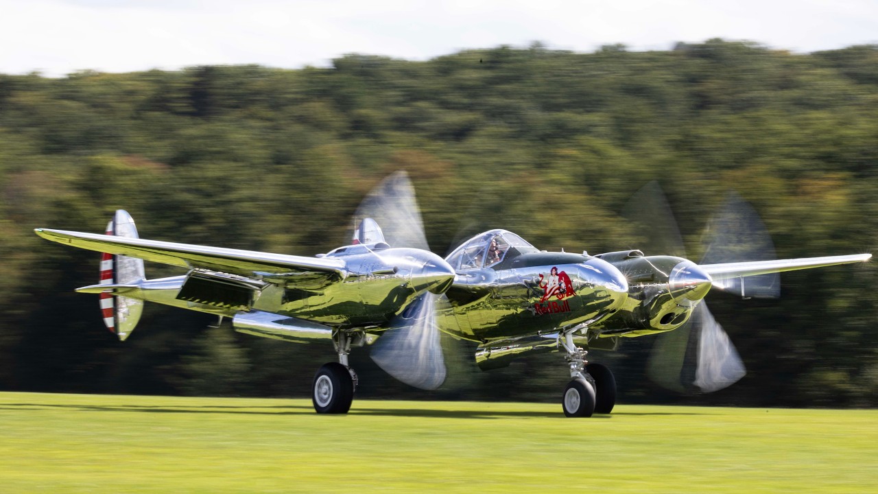 この伝説的な双胴戦闘機の生々しいエンジンサウンドを聞いてみよう