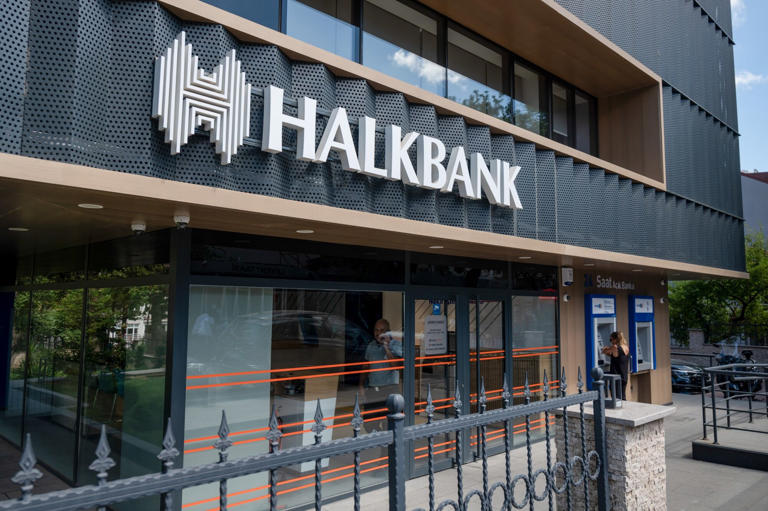 El Departamento de Justicia afirma que se llegó a un acuerdo para poner fin al caso contra el banco turco Halkbank.