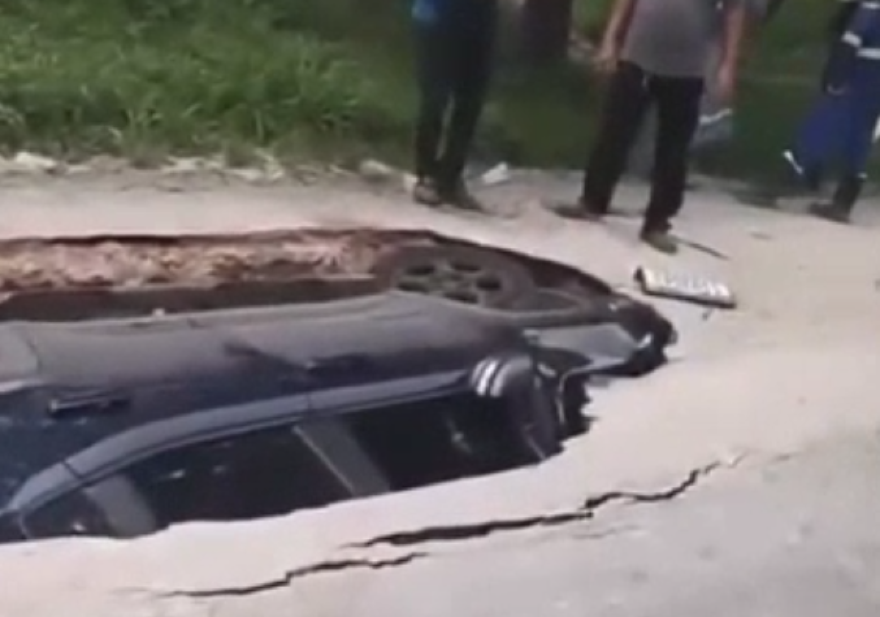 Vídeo: carro é 'engolido' por cratera que se abriu no asfalto em Contagem