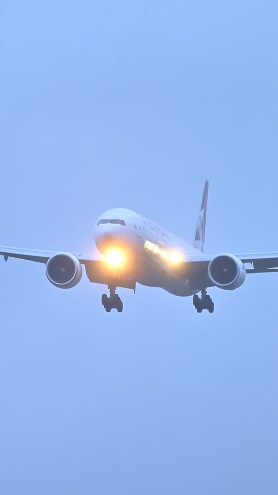 Etihad plane struggles landing in strong winds