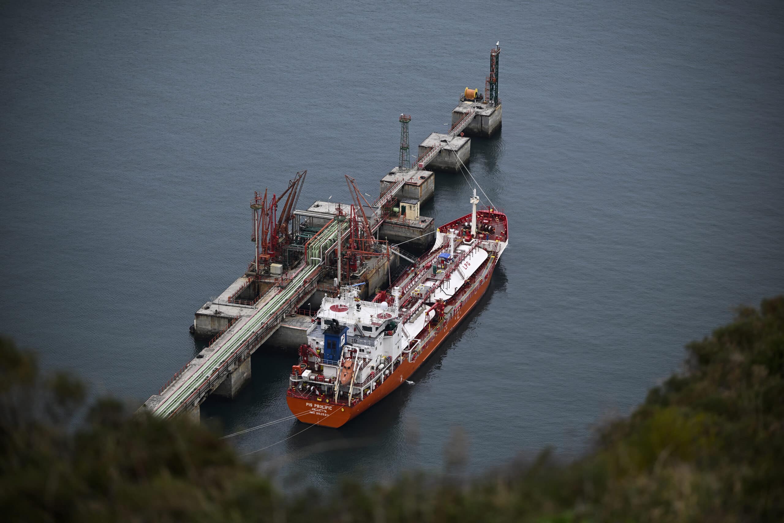 Oil tops $100 as Iran vows to keep Strait of Hormuz closed