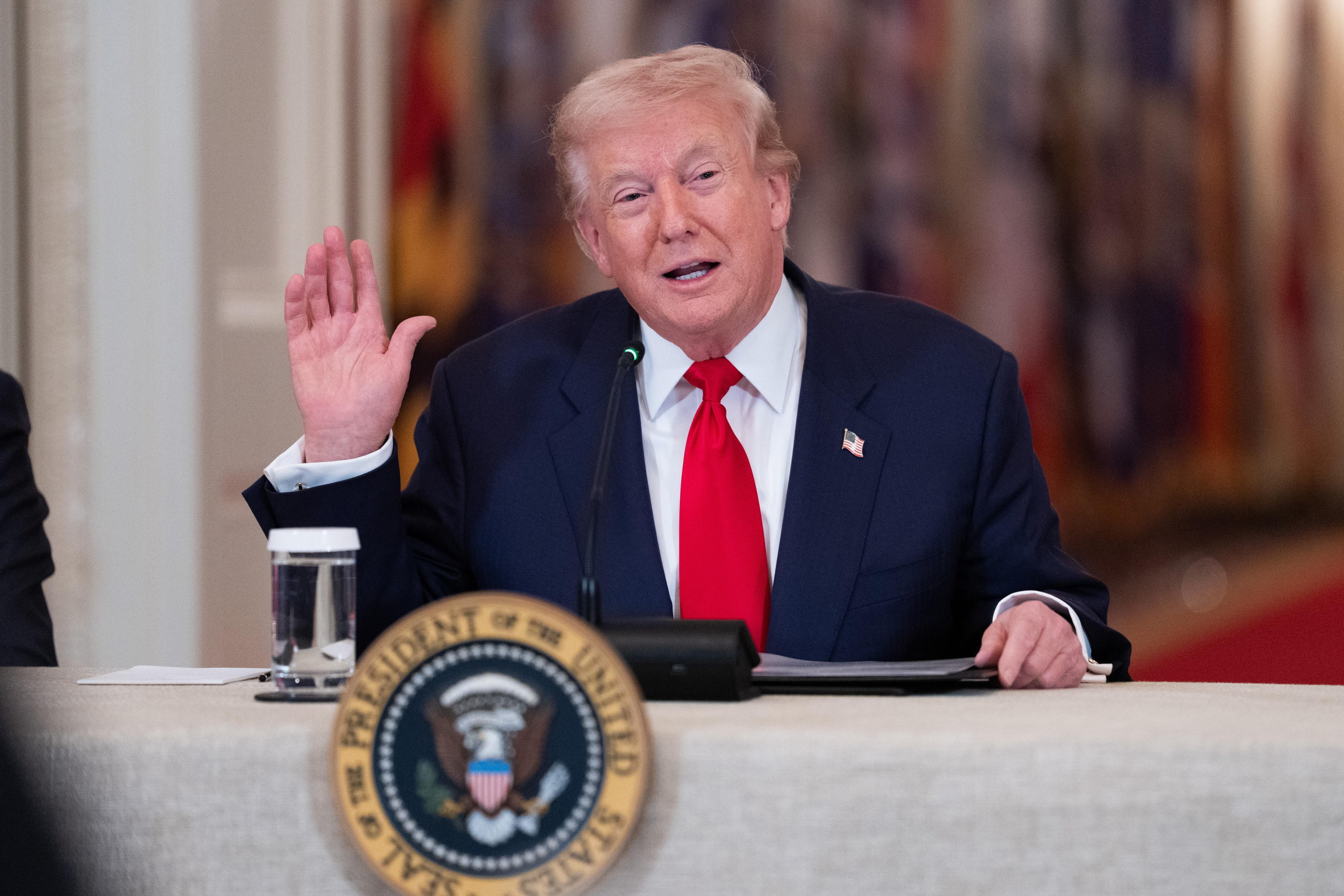 Trump, 'rinunceremo ad alcune sanzioni per le turbolenze sul petrolio'