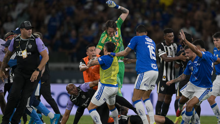 Màn ẩu đả khiến trọng tài rút 23 tấm thẻ đỏ trong trận chung kết tại Brazil