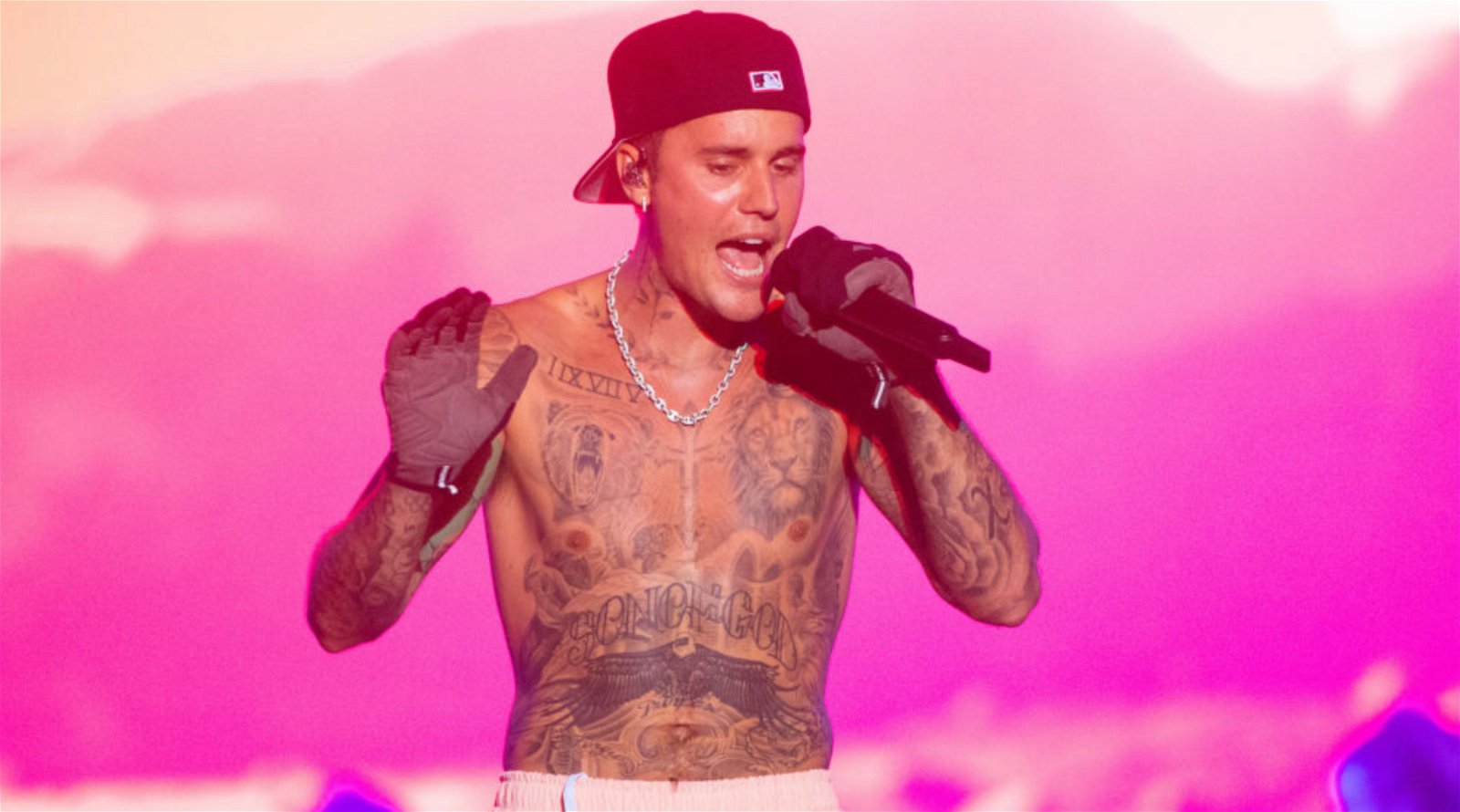 Justin Bieber gooit waterfles naar paparazzi in Los Angeles