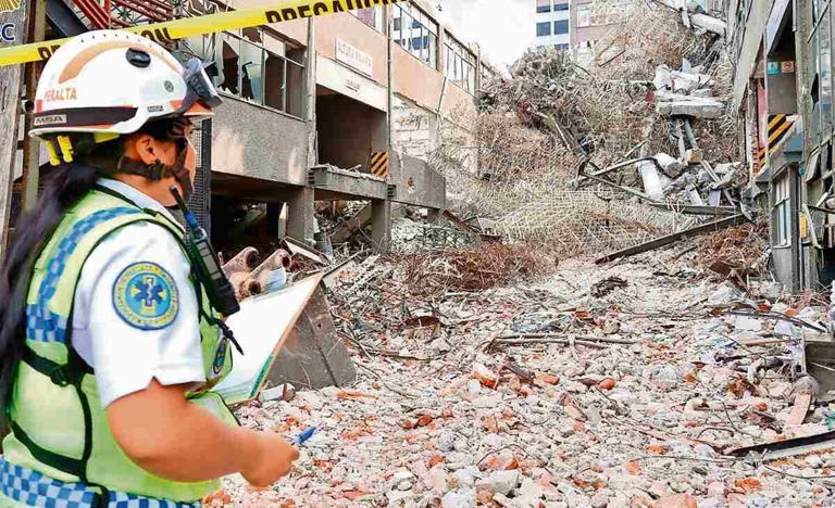 En el sitio continúan los trabajos para localizar a las personas que siguen atrapadas. Foto: Especial