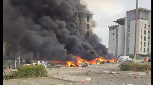 SERANGAN RUDAL- Serangan rudal Iran memborbardi Israel, kali ini sasarannya adalah Israel Selatan. Pukul 10.05 WIB dilaporkan bahwa serangan rudal menghantam Beersheba, Israel Selatan. Menyebabkan kebakaran beberapa unit kendaraan yang terparkir di luar gedung, gumpalan asap hitam tebal di lokasi serangan rudal Iran di Israel. (Twitter atau X/@Mdais)