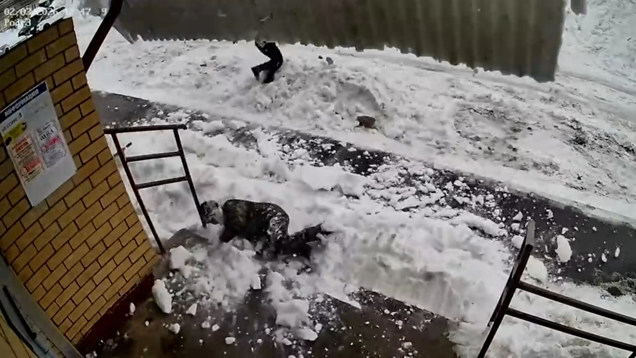 Large chunks of snow fall from roof onto pedestrians in Novocheboksarsk ...