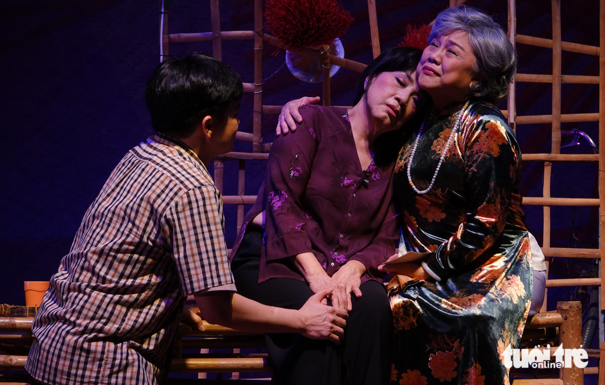 Phương Hồng Thủy 2 tháng khó quên trên sàn kịch