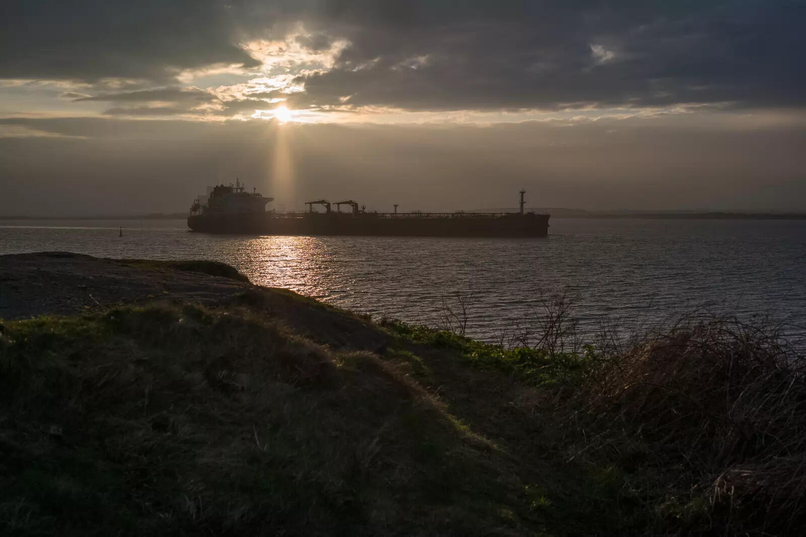 200 ships present mysteriously? War-time signal jamming near Hormuz ...