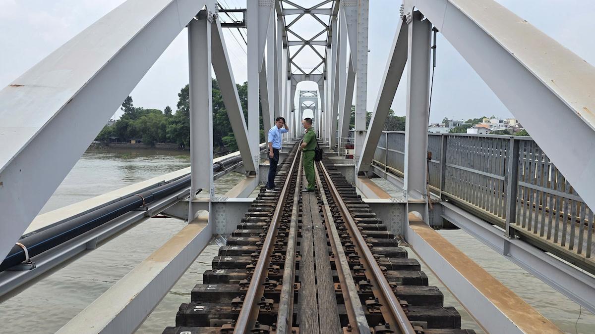 Công an Đồng Nai xem xét khởi tố vụ sà lan tông cầu Ghềnh