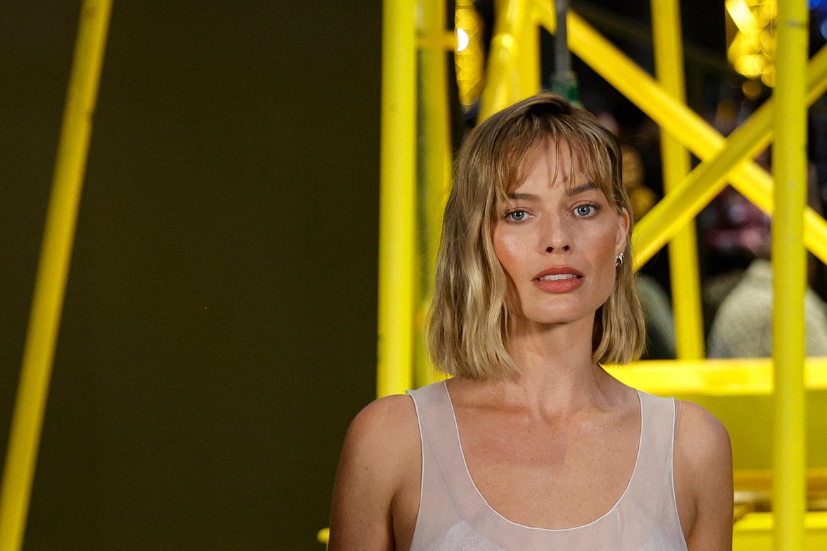 Margot Robbie debuts striking new bob haircut at Paris Fashion Week