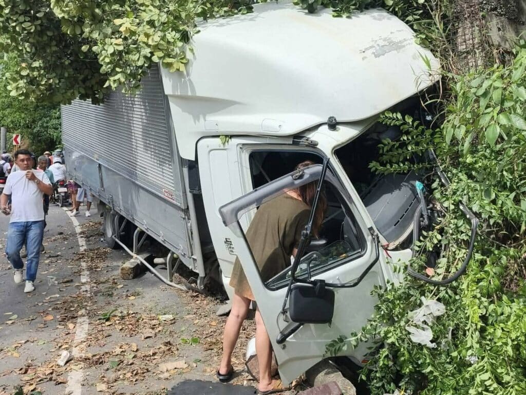 Truck, motorcycle crash in Busay: 4 dead, 2 injured