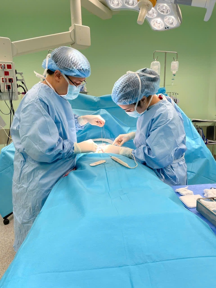 Bé trai 13 tuổi bị chấn thương 'cưỡi ngựa' sau tai nạn xe đạp