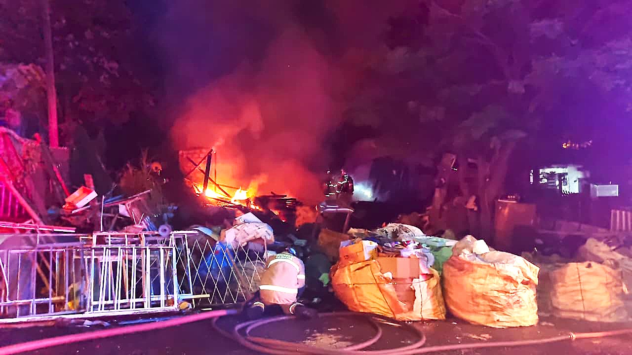 Incêndio atinge casa com materiais recicláveis e mobiliza equipes no ...