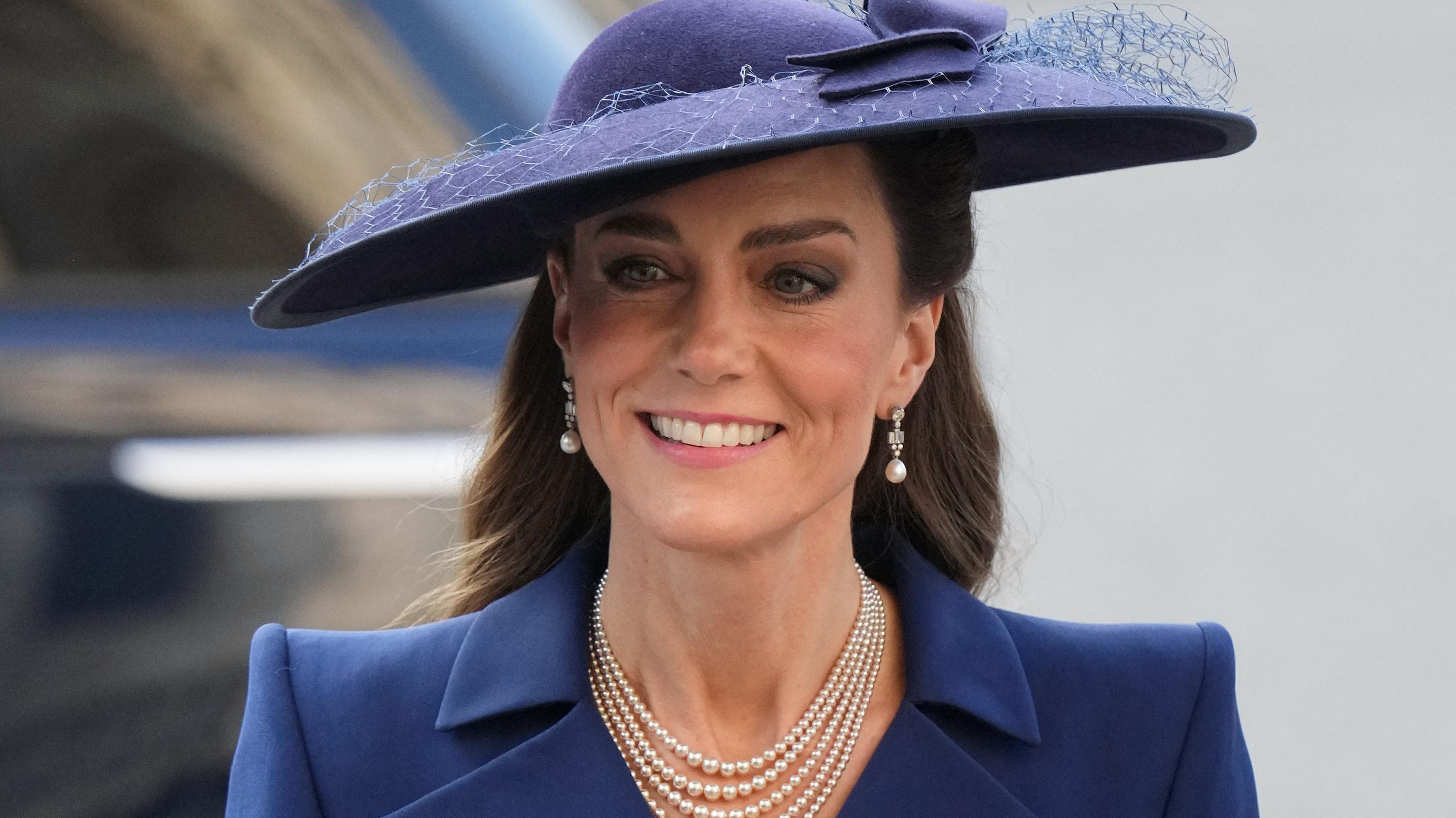 À Westminster, Kate Middleton marie son spectaculaire collier de perles ...