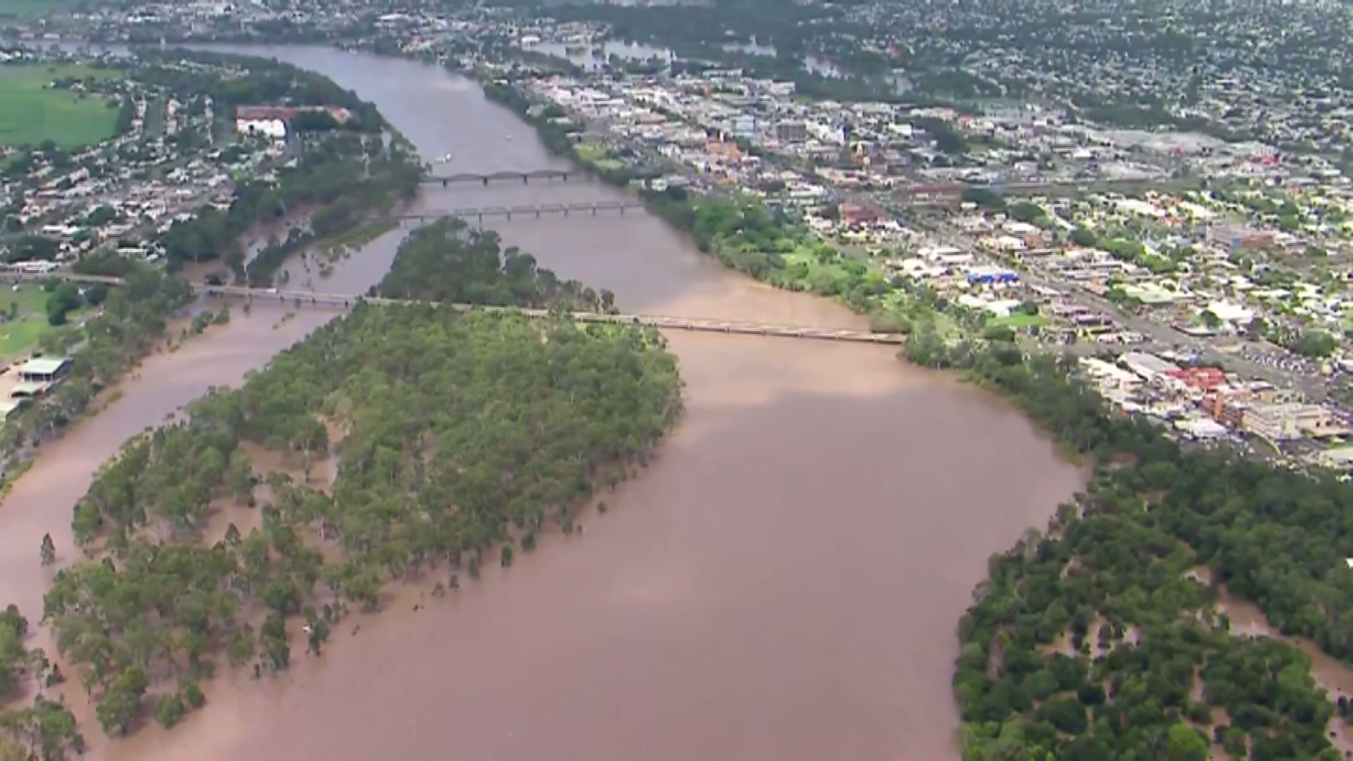 Bundaberg residents told to leave immediately as floodwaters rise