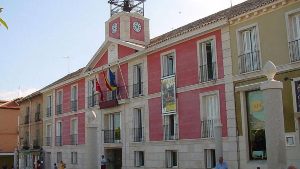 Un concejal del PSOE deja el acta por lanzar un vaso de café a un ...