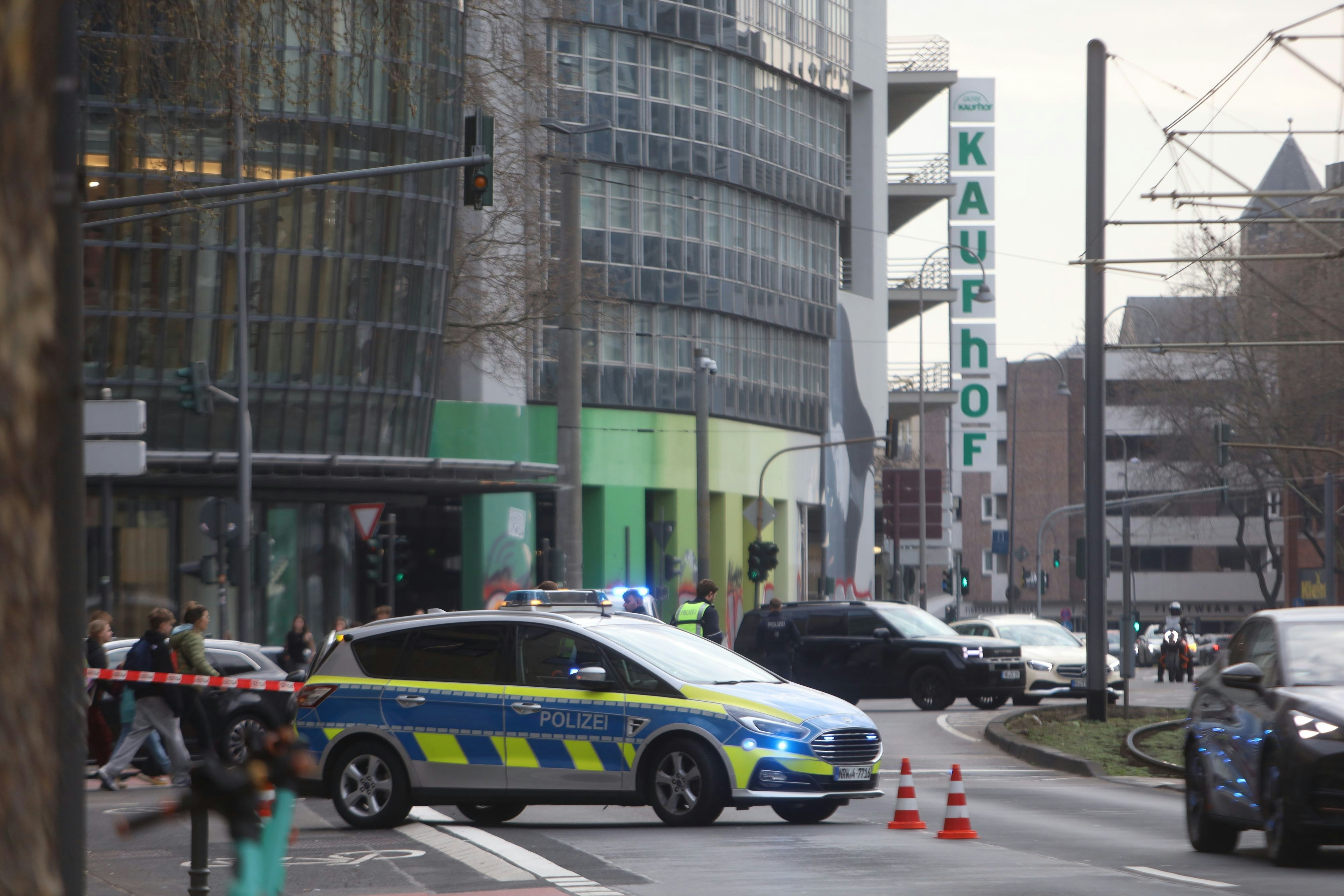 25-Jährige fuhr wohl bei Rot: E-Scooter-Fahrerin bei Unfall mit Lkw in ...