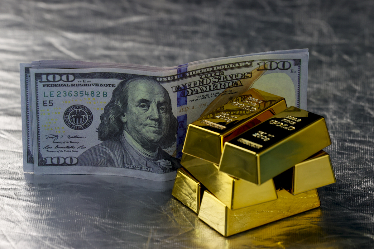 Gold prices stall as investors turn to dollar hedge amid Iran conflicts