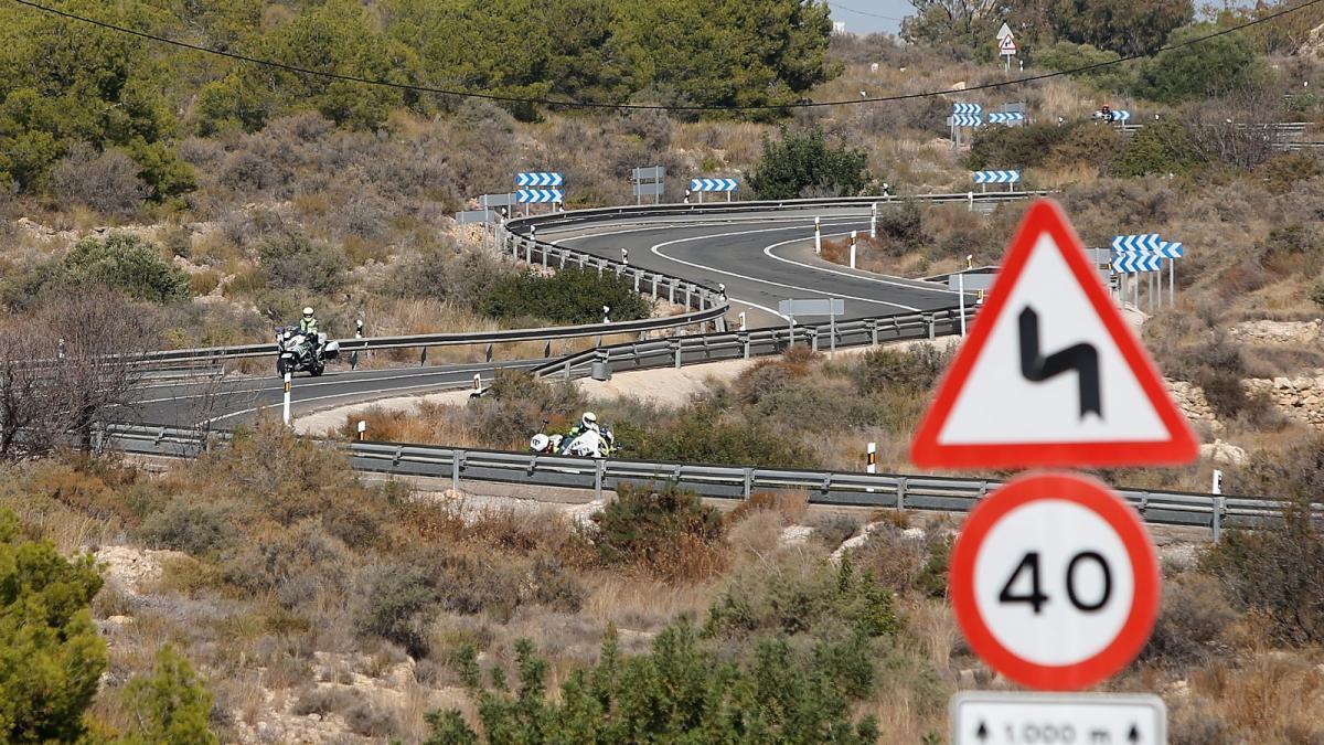 Un conductor sin carnet atropella a dos ciclistas al huir tras saltarse ...